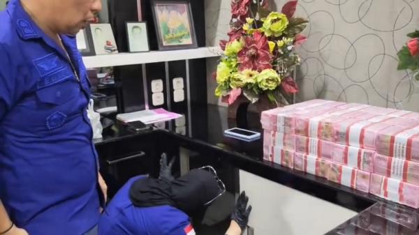 Geledah Rumah Mewah di Manado, Kejati Sulut Sita Emas hingga Uang Rp18 Miliar