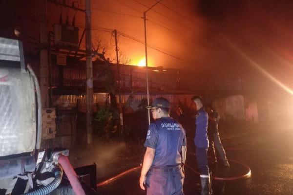 Kebakaran Pabrik di Jombang, 6 Unit Damkar Dikerahkan Padamkan Kobaran Api