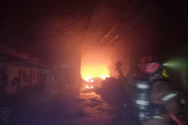 Kebakaran Pabrik di Jombang, Api Sudah 12 Jam Belum Sepenuhnya Padam