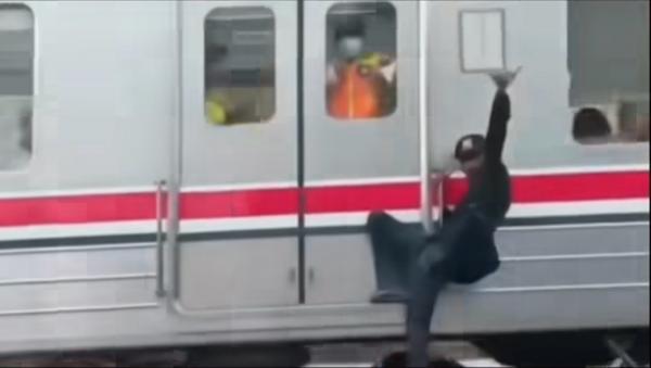 Viral Pria Bergelantungan di Luar KRL, KAI Commuter Langsung Blacklist