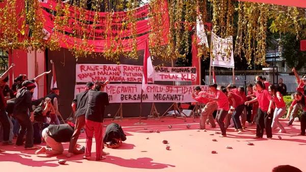 Kader PDIP Peringati 30 Tahun Peristiwa Kudatuli, Ada Aksi Teatrikal Penyerangan Kantor Partai