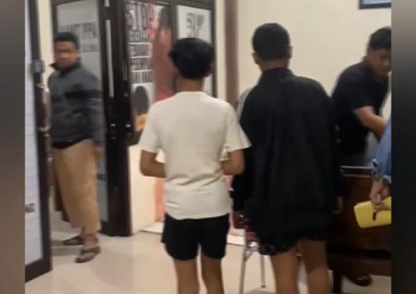 Bikin Syok! Geng Motor Bocah SD di Jombang Tendang Pemotor hingga Jatuh