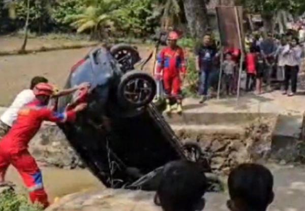 Apes! Hindari Kucing, Minibus Malah Terjun ke Sungai di Metro Lampung