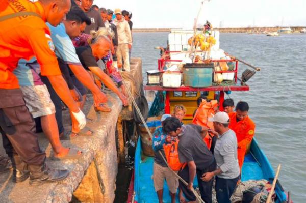 Kapal Nelayan Pendi Jaya Terbalik di Teluk Penyu Cilacap, 2 ABK Meninggal 7 Selamat
