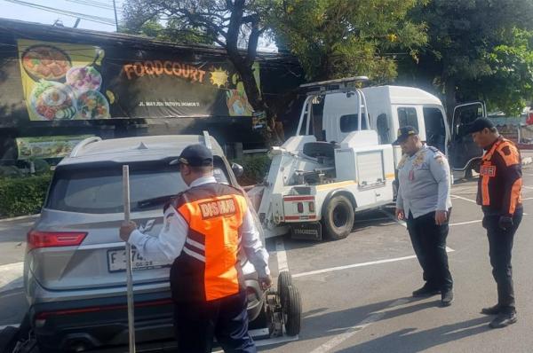 14 Kendaraan Ditindak gegara Parkir Sembarangan di Jaktim, 4 Mobil Diderek Dishub