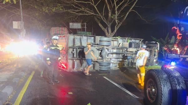 Ban Selip, Truk Boks Terguling di Jalan Lingkar Selatan Salatiga