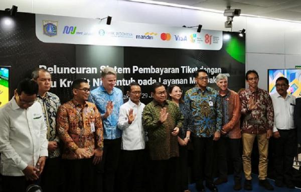 Gubernur DKI Jakarta Pramono Anung saat meluncurkan sistem pembayaran tiket MRT Jakarta menggunakan kartu kredit nirsentuh di Stasiun Bundaran HI, Jakarta Pusat, Rabu (29/7/2026). (Foto: Danandaya Arya)
