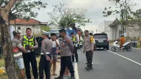 Pemotor Jatuh Disenggol Truk saat Menyalip di Sampang, Ibu Tewas Balitanya Luka Parah