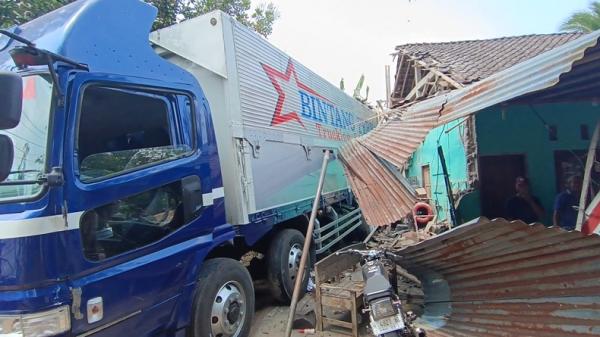 Truk Boks Tak Kuat Menanjak Melaju Mundur Tabrak Bengkel di Semarang, 2 Orang Terluka