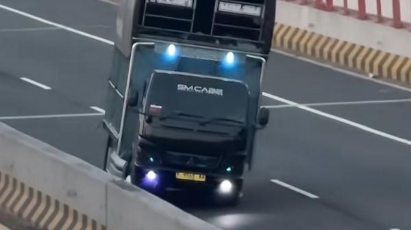 Viral! Truk Ugal-ugalan Bergoyang di Jembatan Suramadu, Polisi Buru Sopir dan Perekam Video