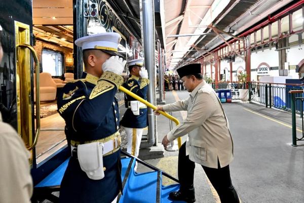 KA Nusantara Explorer 2 Presiden Prabowo Subianto saat hendak memasuki gerbong KA Nusantara Explorer di Stasiun Semarang Tawang, Kamis (30/7/2026). (Foto: Istimewa)