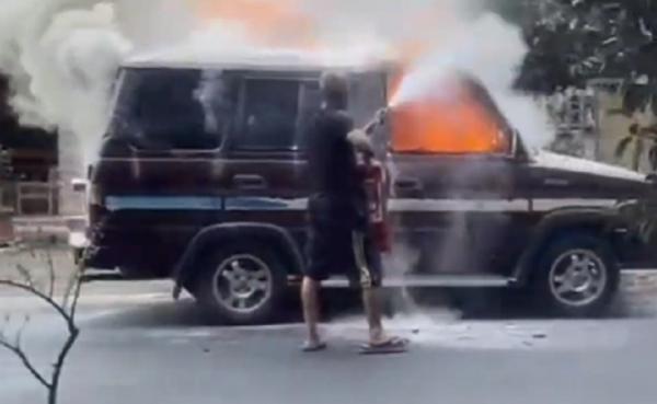 Kijang Angkut Jeriken BBM Terbakar di Dekat SPBU Metro, Pemilik Kendaraan Kabur
