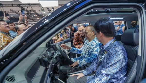 Menperin Agus Gumiwang Jajal Hyundai Neira, SUV Listrik 7 Penumpang Akan Dibuat di Indonesia