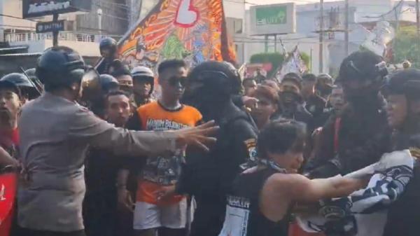 Demo PSHT di Markas Debt Collector Surabaya Ricuh, Massa Lempar Batu ke Petugas