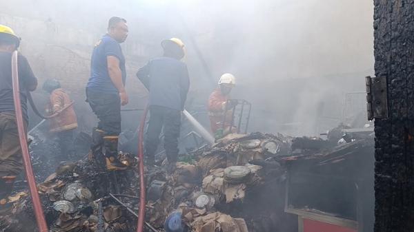 Gudang Barang Bekas di Gorontalo Terbakar, Api Cepat Membesar Ditiup Angin Kencang