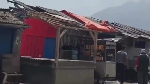 Helikopter Terbang Rendah, Sejumlah Kios di Bandung Barat Rusak Diterjang Angin Baling-Baling