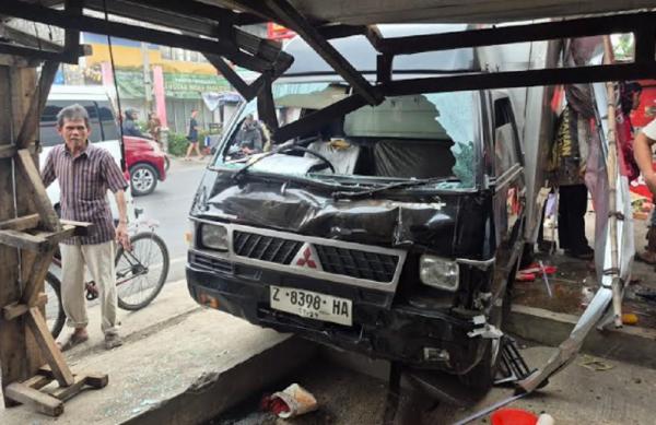 Ngeri! Sopir Ngantuk, Pikap Boks Tabrak 3 Ruko dan 7 Motor di Cangkuang Bandung