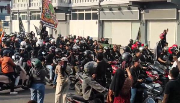Massa PSHT Kepung Polrestabes Surabaya, Desak Seluruh Debt Collector Ditangkap!