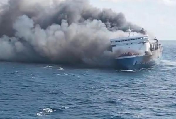 KMP Mutiara Santosa 2 Terbakar di Perairan Sapudi, Penumpang Panik Lompat ke Laut