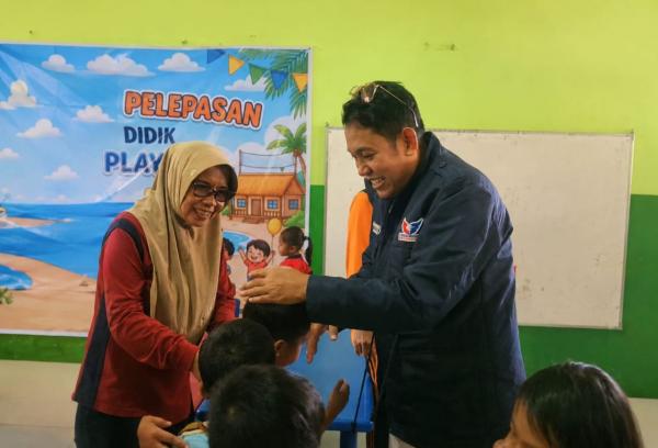 Ketua Fraksi Partai Perindo DPRD Lombok Barat Ketua Fraksi Partai Perindo DPRD Lombok Barat Syamsuriansyah menjalankan Gerakan Ayo Sekolah Lombok Barat dengan mengunjungi dan memberikan motivasi kepada anak-anak PAUD Nelayan di Desa Kuranji, Kecamatan Labuapi. (Foto: ist)