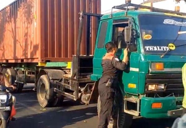 Sopir Mabuk, Truk Trailer Tabar 2 Lapak PKL dan Motor di Jombang