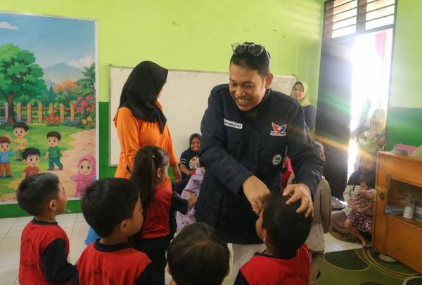 Syamsuriansyah Ketua Fraksi Partai Perindo DPRD Lombok Barat Syamsuriansyah menjalankan Gerakan Ayo Sekolah Lombok Barat dengan mengunjungi dan memberikan motivasi kepada anak-anak PAUD Nelayan di Desa Kuranji, Kecamatan Labuapi. (Foto: ist)