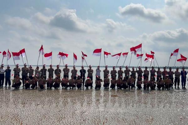 Ekspedisi Merah Putih di Pelalawan, Polda Riau Bawa Bansos hingga Tanam 1.000 Bibit Mangrove