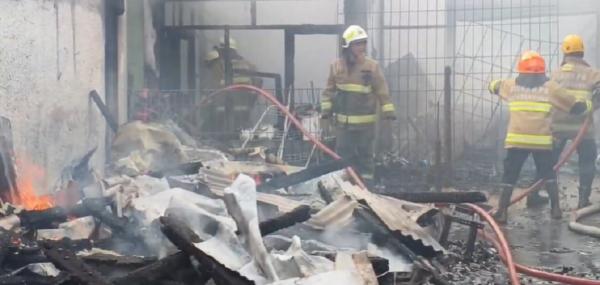 Pria di Bandung Nekat Bakar Diri, 4 Bangunan Ikut Ludes dan 1 Orang Terluka