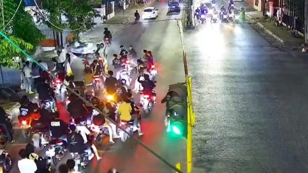 Gerombolan Bermotor Berulah di Metro Terekam CCTV, Pukuli Pengendara