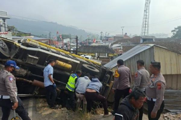 Kecelakaan Truk Jalan Mundur di Tanjakan, Picu Tabrakan Beruntun 6 Kendaraan di Bandung