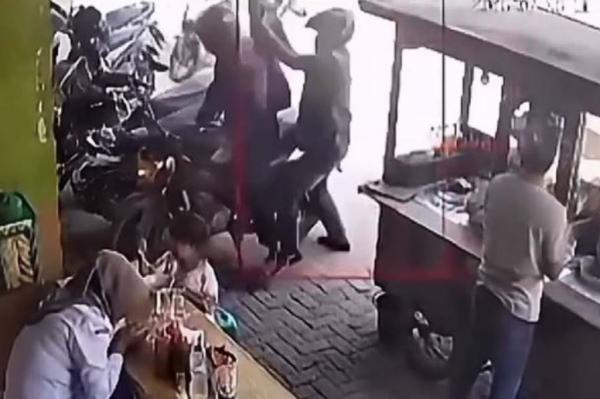 Terekam CCTV! Nasabah Bank Dibacok Perampok di Cibitung Bekasi, Uang Rp30 Juta Dirampas