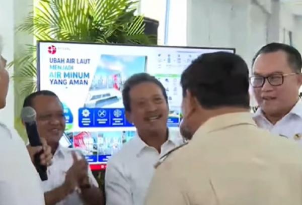 Presiden Prabowo saat mencicipi air hasil mesin pengolahan yang mampu mengubah air laut, air sungai, hingga air banjir menjadi air siap minum di halaman Istana Kepresidenan, Jakarta, Kamis (6/8/2026).&nbsp;(Foto: iNews)
