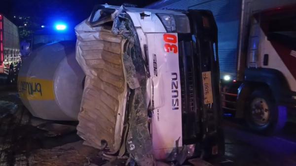 2 Truk Tabrakan di Pantura Tuban, Sopir Terjepit