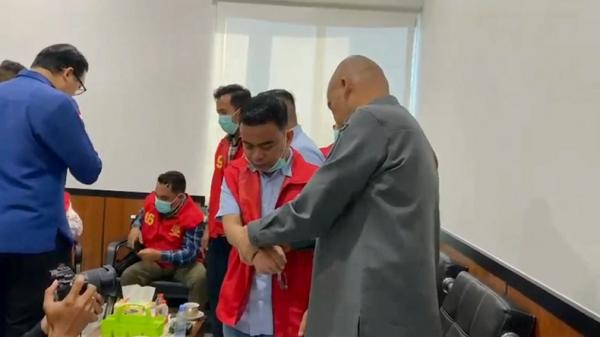 Tersangka Korupsi Dana Hibah Pilkada 2024, Ketua dan 4 Komisioner KPU Kotim Ditahan