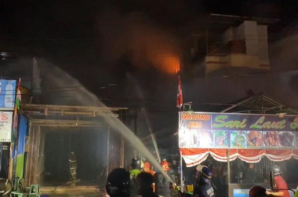 Kebakaran Hebat di Samarinda Hanguskan 5 Ruko, Warga Panik Berhamburan Keluar