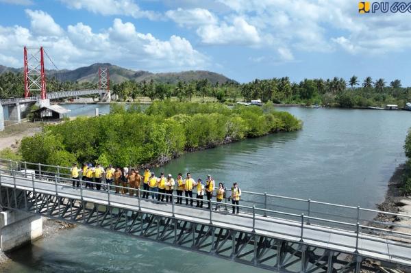 Kementerian PU merampungkan pembangunan Jembatan Kementerian PU merampungkan pembangunan Jembatan Gantung Cemara di Desa Lembar Selatan, Lombok Barat, Nusa Tenggara Barat (dok. Kementerian PU)