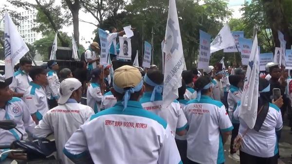 Demo Buruh di DPRD Sumut, Tuntut Perubahan Kebijakan Ketenagakerjaan