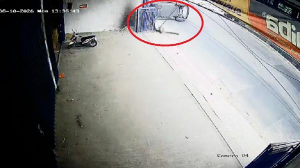 Detik-Detik Mobil Listrik Hantam Tiang hingga Terguling di Mojokerto Terekam CCTV