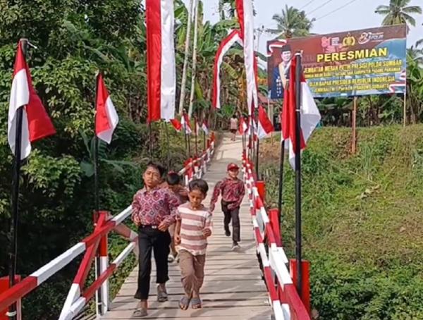 Hancur Diterjang Bencana, Jembatan Merah Putih di Padang Pariaman Diresmikan