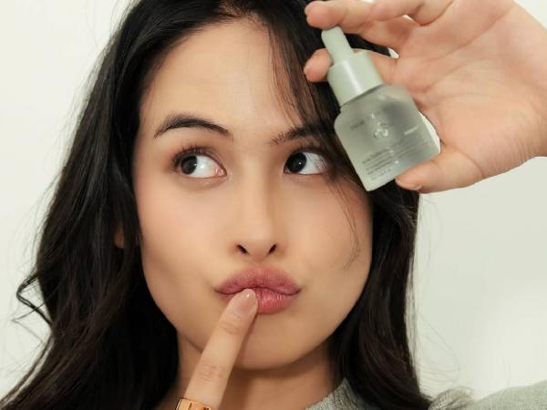 Maudy Ayunda Maudy Ayunda dengan produk skincare mengandung Tamanu Oil. (Foto: Instagram)