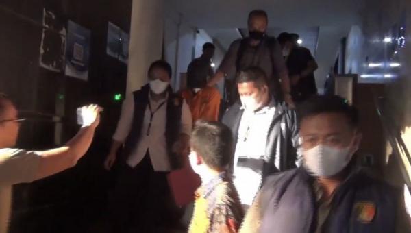 Petugas menggiring salah satu tersangka ke rutan Petugas menggiring salah satu tersangka ke rutan (foto: Ari Sandita)