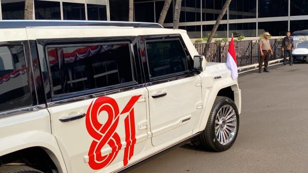 Mobil Maung MV3 Garuda Limousine Wapres Mobil Maung MV3 Garuda Limousine yang digunakan Wapres Gibran Rakabuming Raka dihiasi stiker angka 81 berukuran besar dengan warna merah pada bagian pintu. (Foto: Achmad Al Fiqri)