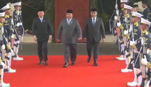 Presiden Prabowo Subianto disambut Ketua MPR Ahmad Muzani, Ketua DPD Sultan Bachtiar Najamudin saat tiba di Gedung DPR, Jumat (14/8/2026). (Foto: iNews)