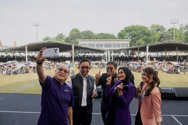 Fintech Academy Universitas Padjadjaran Para nararasumber berfoto bersama ribuan mahasiswa baru Universitas Padjadjaran dalam rangkaian Fintech Academy. (Foto: dok ist)