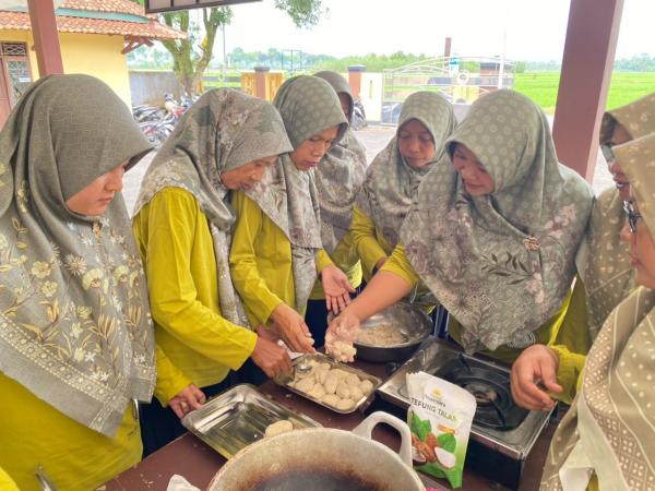 Talas Lokal Diolah Jadi PMT Balita, Tim Unsoed Latih Kader Posyandu Desa Senon Cegah Stunting