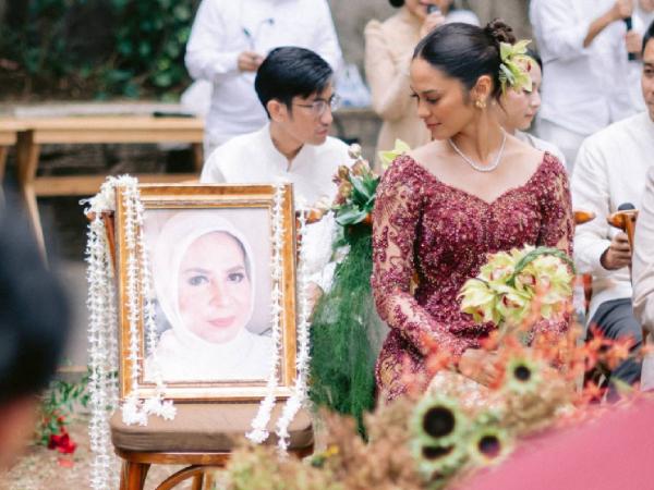 Hana Malasan dan foto ibunda tercinta Hana Malasan dan foto ibunda tercinta di momen lamaran. (Foto: Instagram)