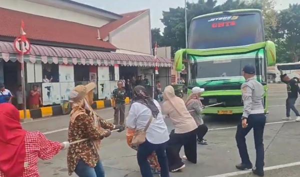 Unik! Bukan Tarik Tambang, Emak-Emak di Terminal Kalideres Adu Kuat Tarik Bus AKAP 20 Ton