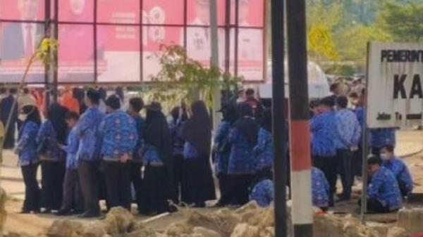 Puluhan ASN Tinggalkan Barisan dan Berteduh Saat Upacara HUT RI di Mamuju Tengah