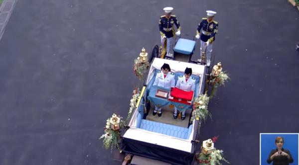 Kereta Kencana Bawa Sang Merah Putih Kembali ke Monas usai Penurunan Bendera HUT ke-81 RI