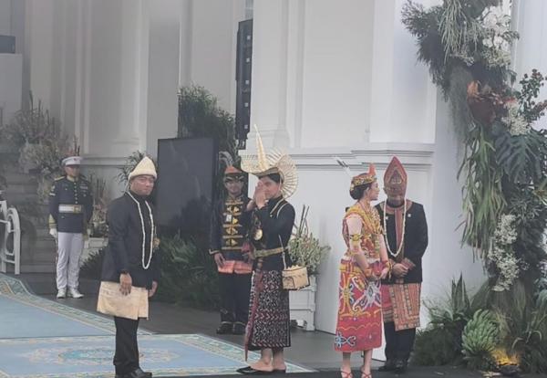 Gibran Pakai Baju Adat Rote Wakil Presiden (Wapres) Gibran Rakabuming Raka mengenakan pakaian adat Rote, dari Nusa Tenggara Timur (NTT) di upacara peringatan HUT ke-81 RI. (Foto: Binti Mufarida)